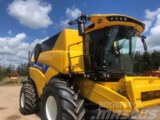 New Holland CX 8.90 SLH Combine harvesters