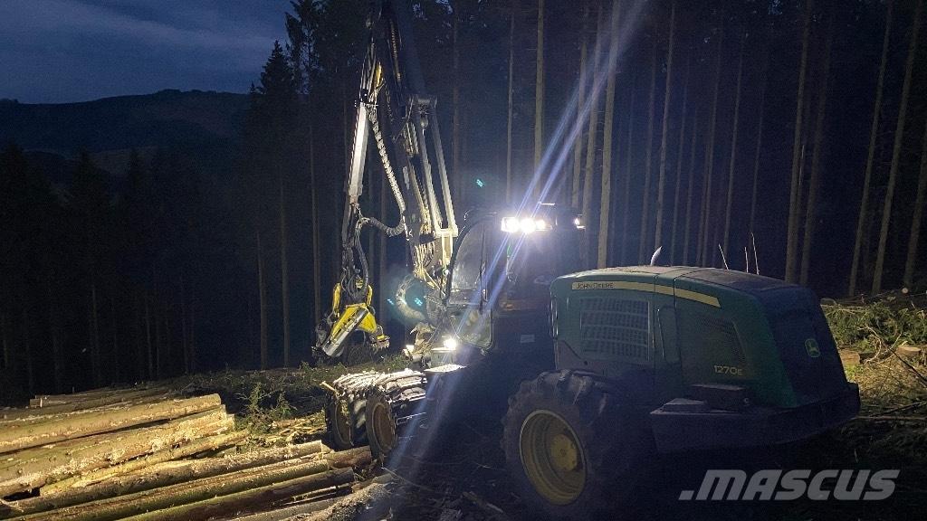 John Deere 1270 E Betakarítók