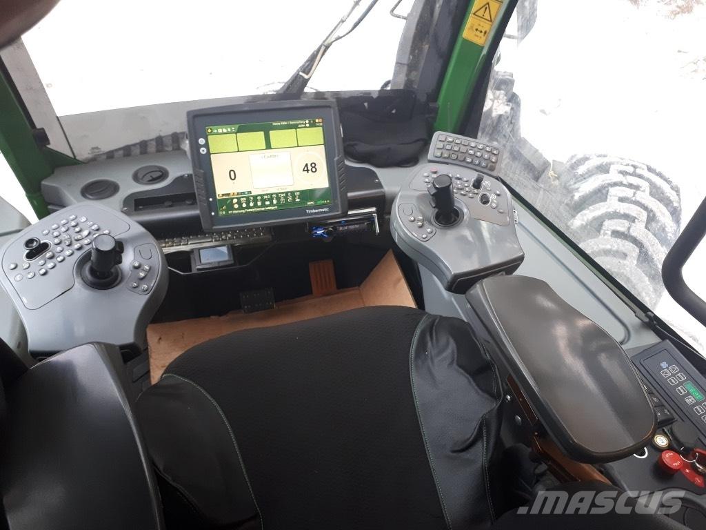 John Deere 1270 E Betakarítók