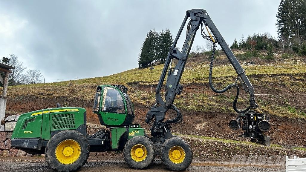 John Deere 1270 E Betakarítók