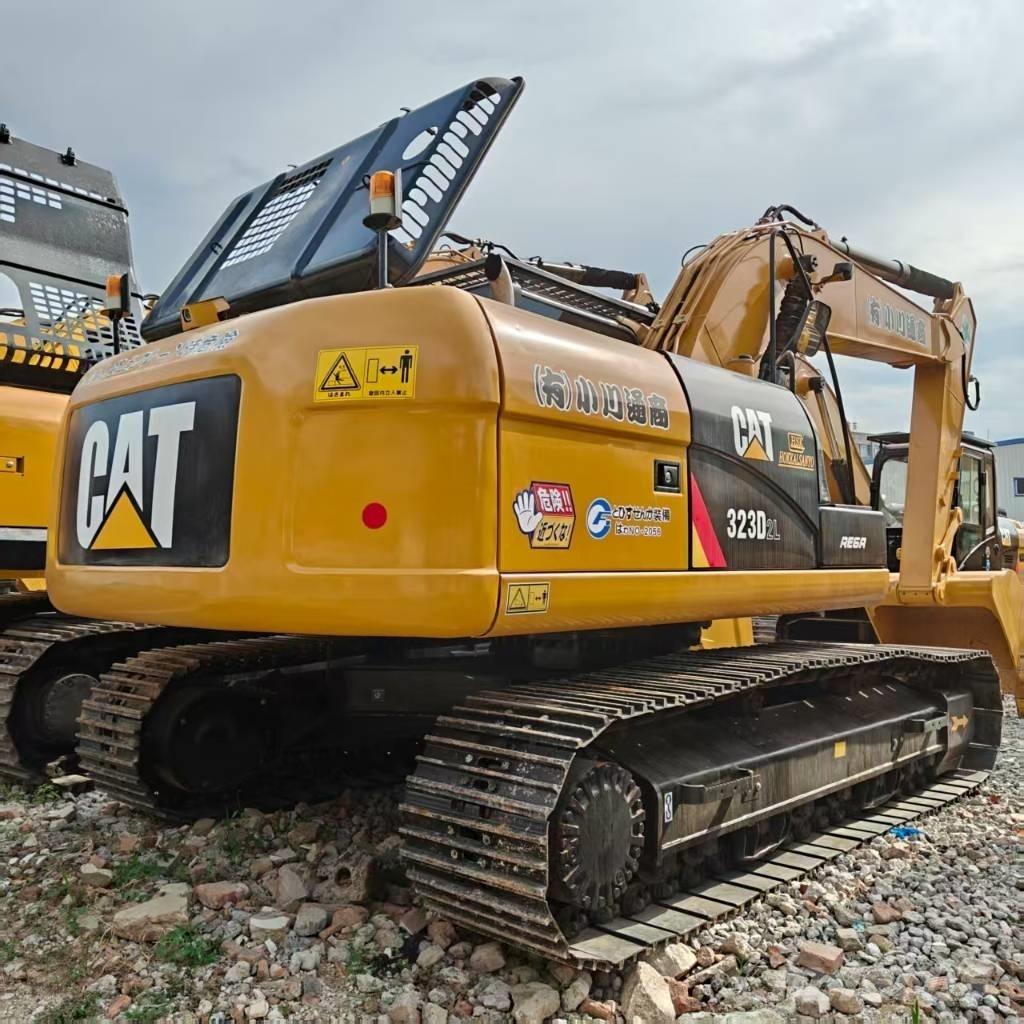 CAT 323D2 Lánctalpas kotrók