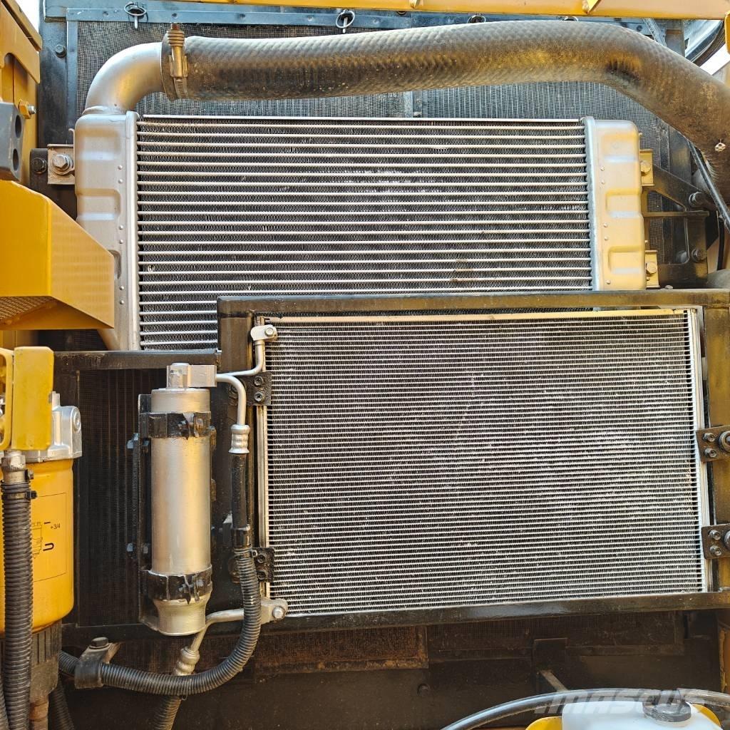 CAT 323D2 Lánctalpas kotrók