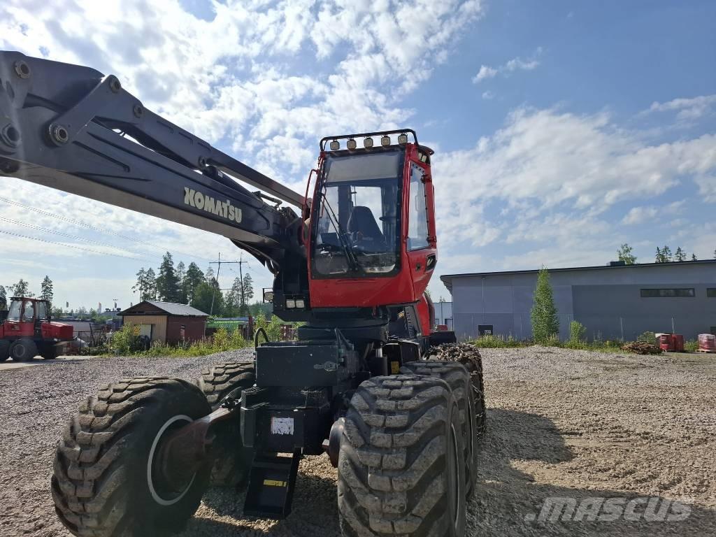 Komatsu 931 XC Betakarítók