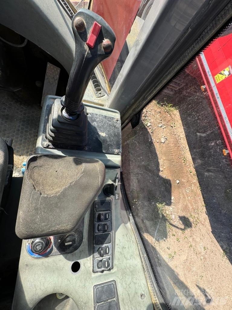 Hitachi LX 210 E Gumikerekes homlokrakodók