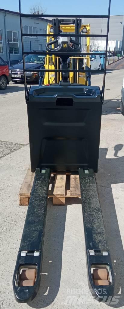 Hyster P 2.5 S Vezetőállásos alacsony emelőkocsi