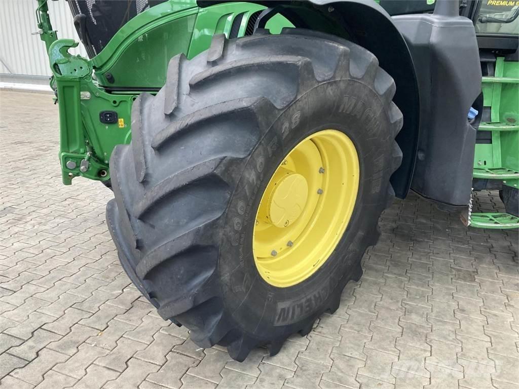 John Deere 6215R Traktorok