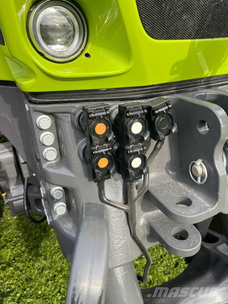 CLAAS AXIO 930 Traktorok