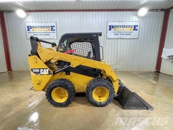 CAT 242D Kompaktrakodók