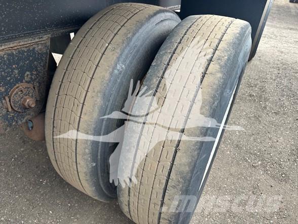 Utility 4000AE Platós / Ponyvás félpótkocsik