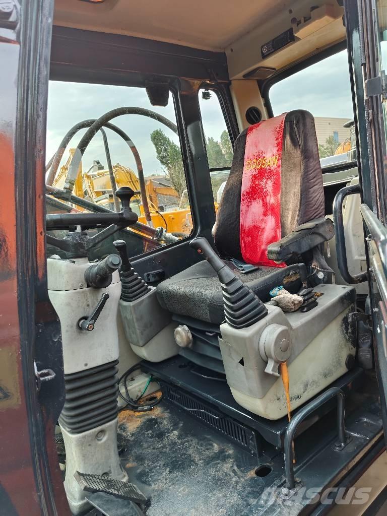 Hyundai r210w-9 Gumikerekes kotrók