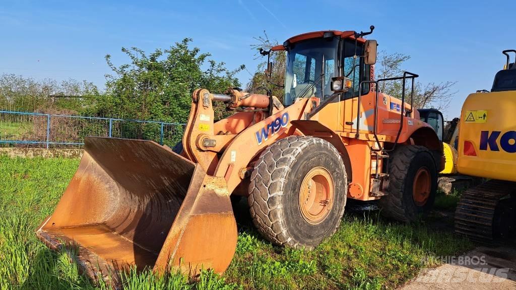 Hitachi W190 Gumikerekes homlokrakodók