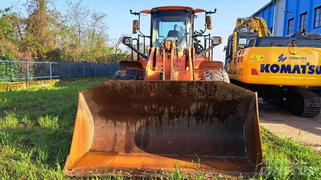 Hitachi W190 Gumikerekes homlokrakodók