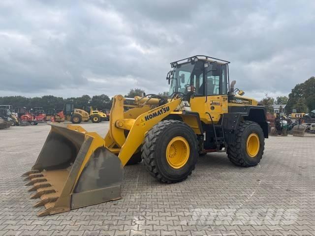 Komatsu WA 320 Gumikerekes homlokrakodók