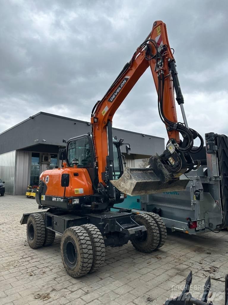 Develon DX 57 W-7 Gumikerekes kotrók