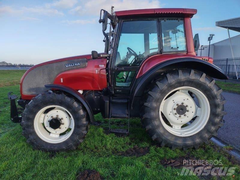 Valtra M 130 Traktorok