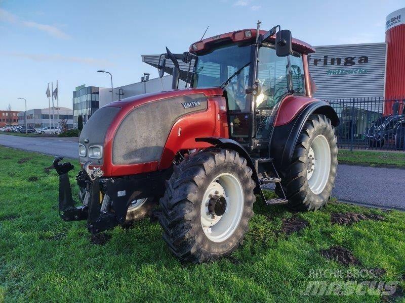 Valtra M 130 Traktorok