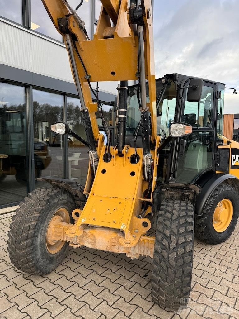 CAT 906M Gumikerekes homlokrakodók