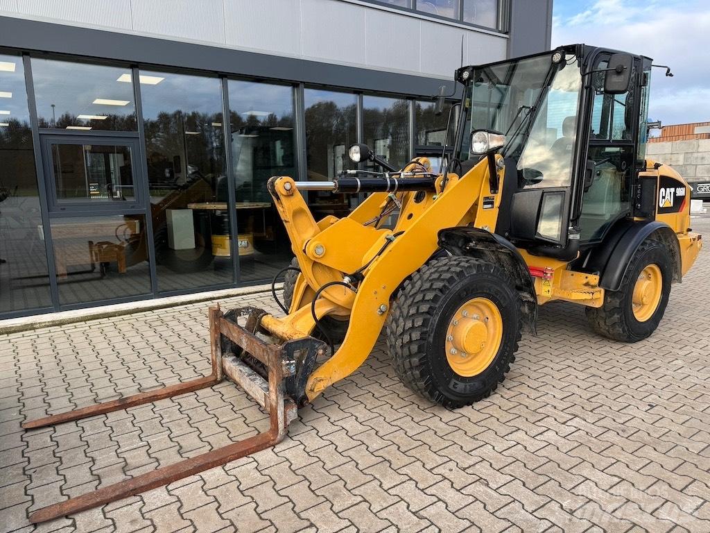 CAT 906M Gumikerekes homlokrakodók