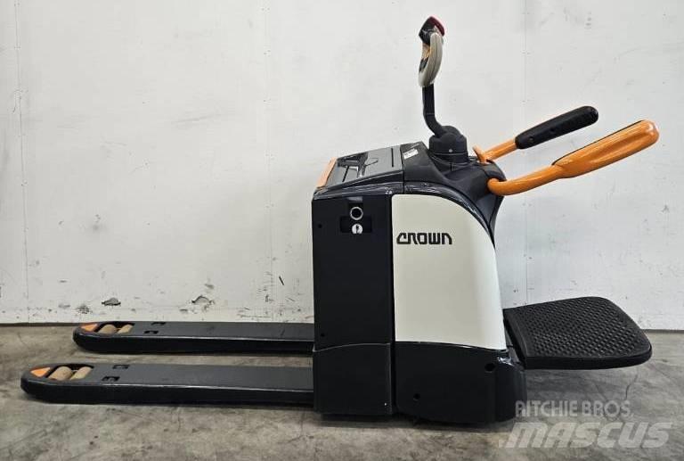 Crown WT 3040 E Vezetőállásos alacsony emelőkocsi