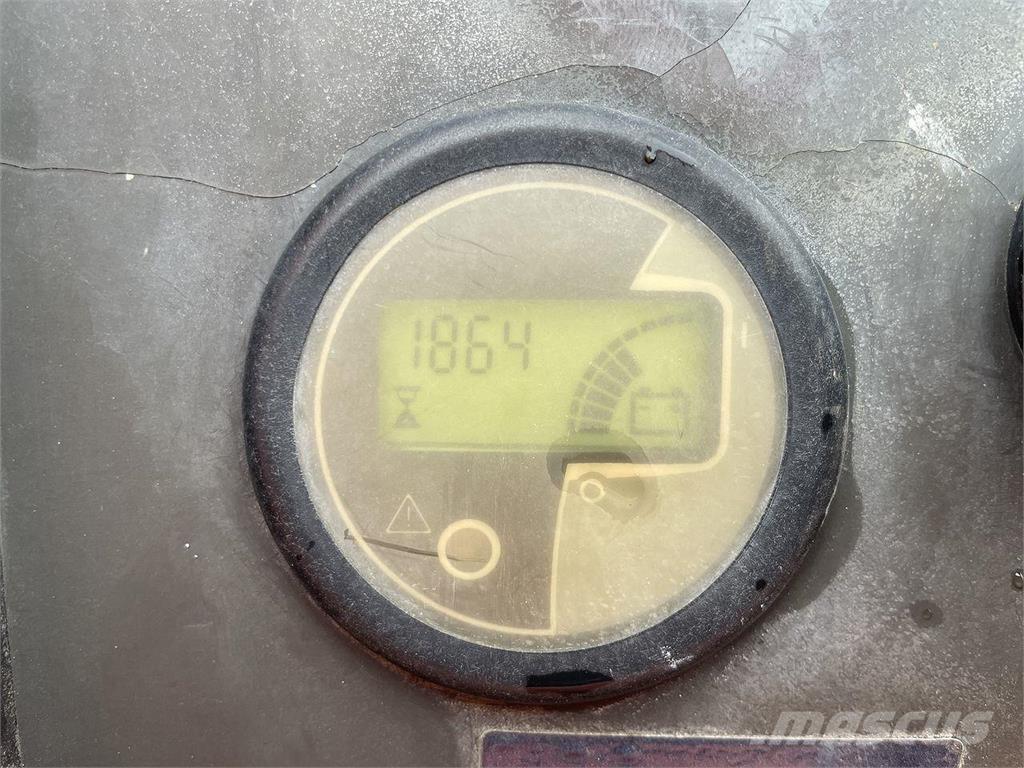 JLG 800AJ Karos emelők