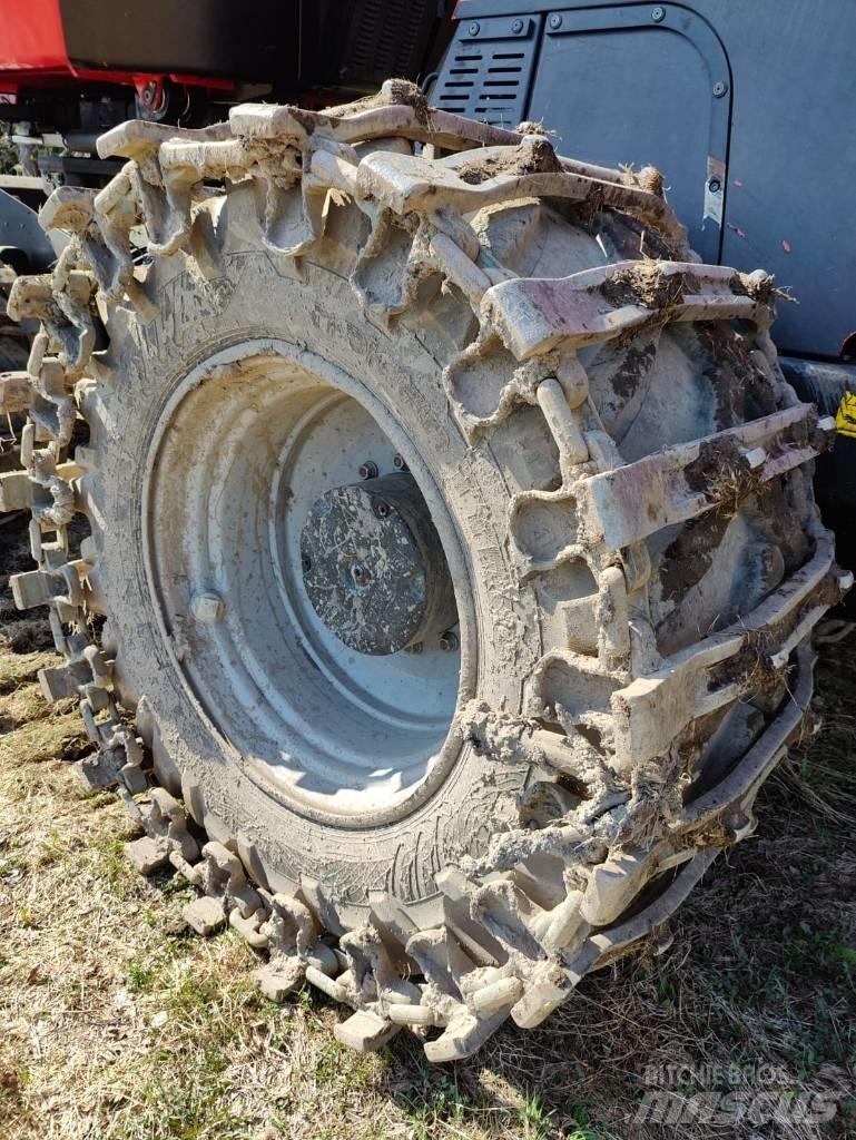 Komatsu 901 Betakarítók
