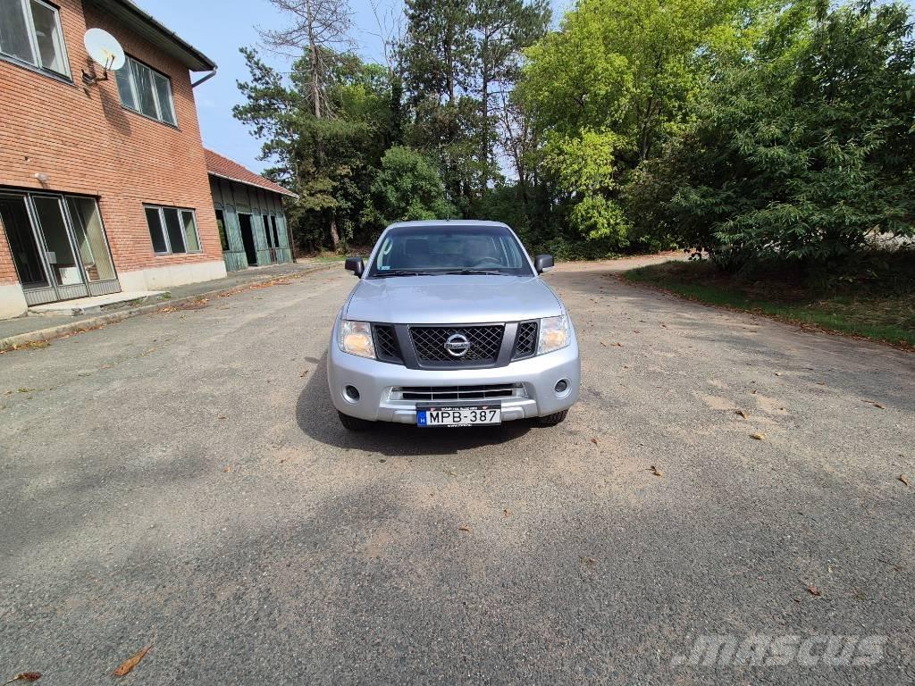 Nissan Navara Kis teherszállító/Platós kocsi
