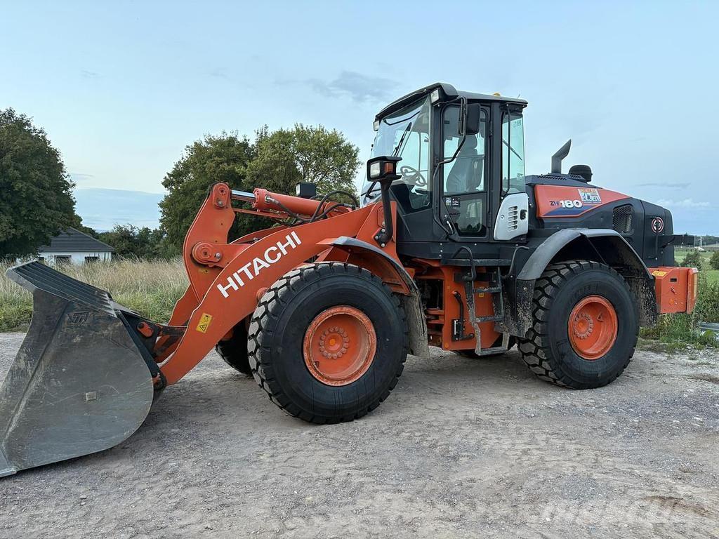 Hitachi ZW180 Gumikerekes homlokrakodók