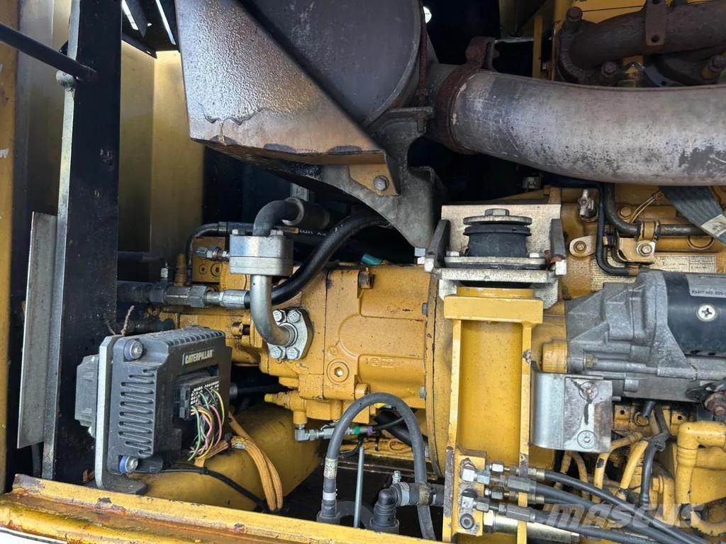 CAT M316D Gumikerekes kotrók