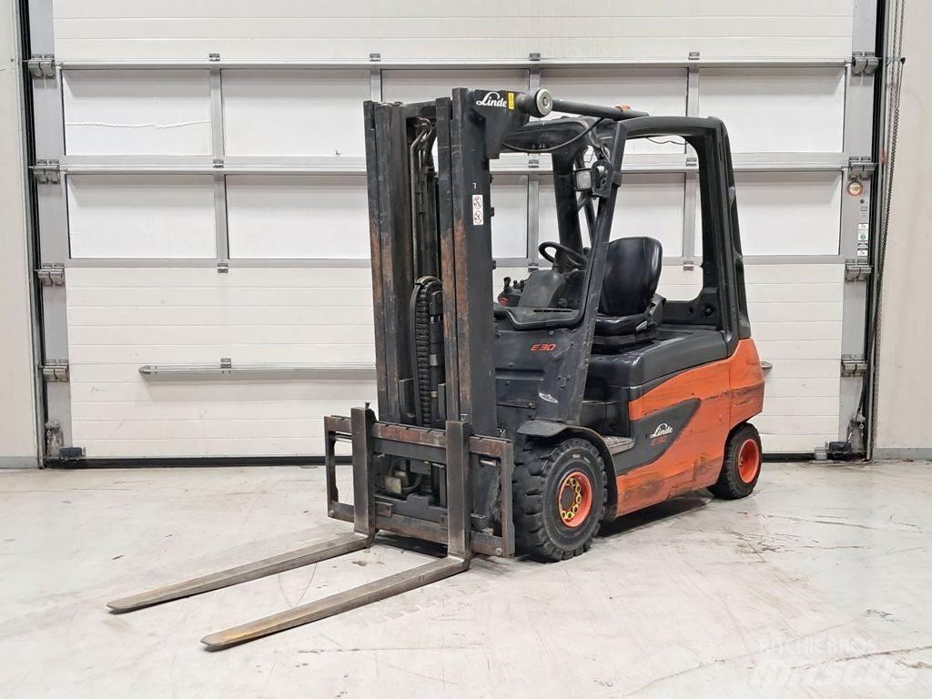 Linde E30-01 Elektromos targoncák