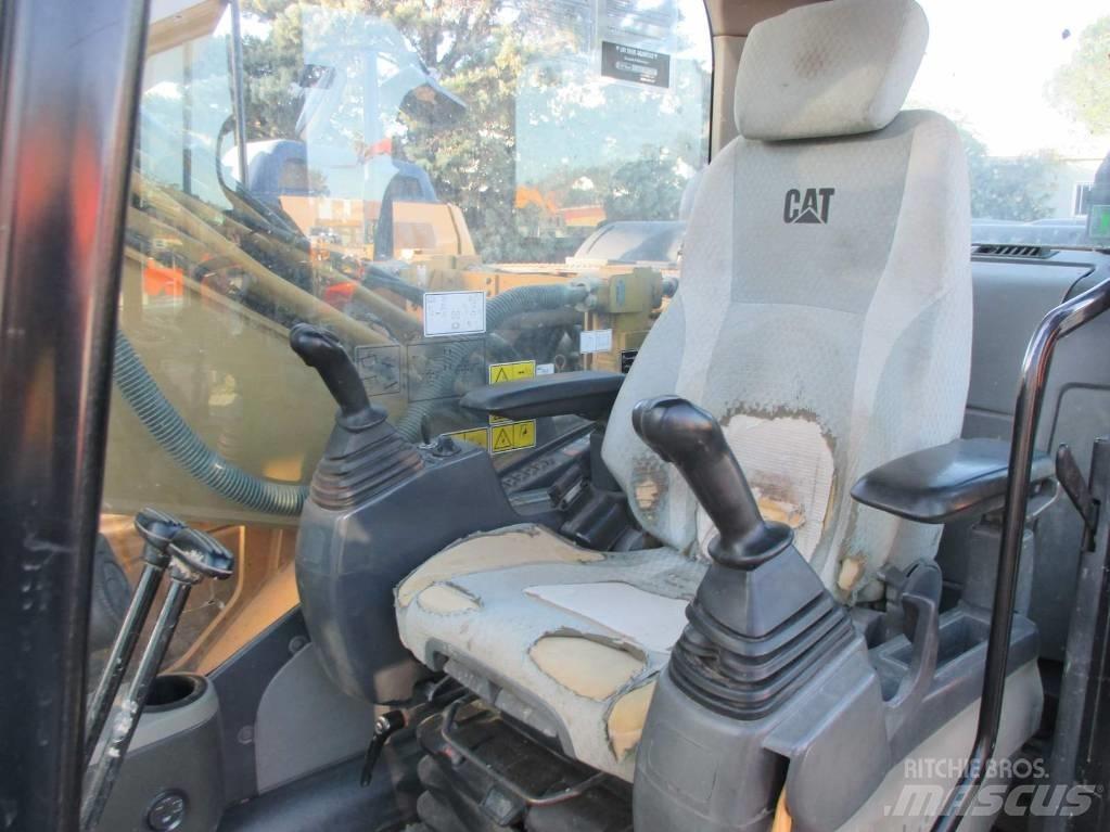 CAT 323 D L Lánctalpas kotrók