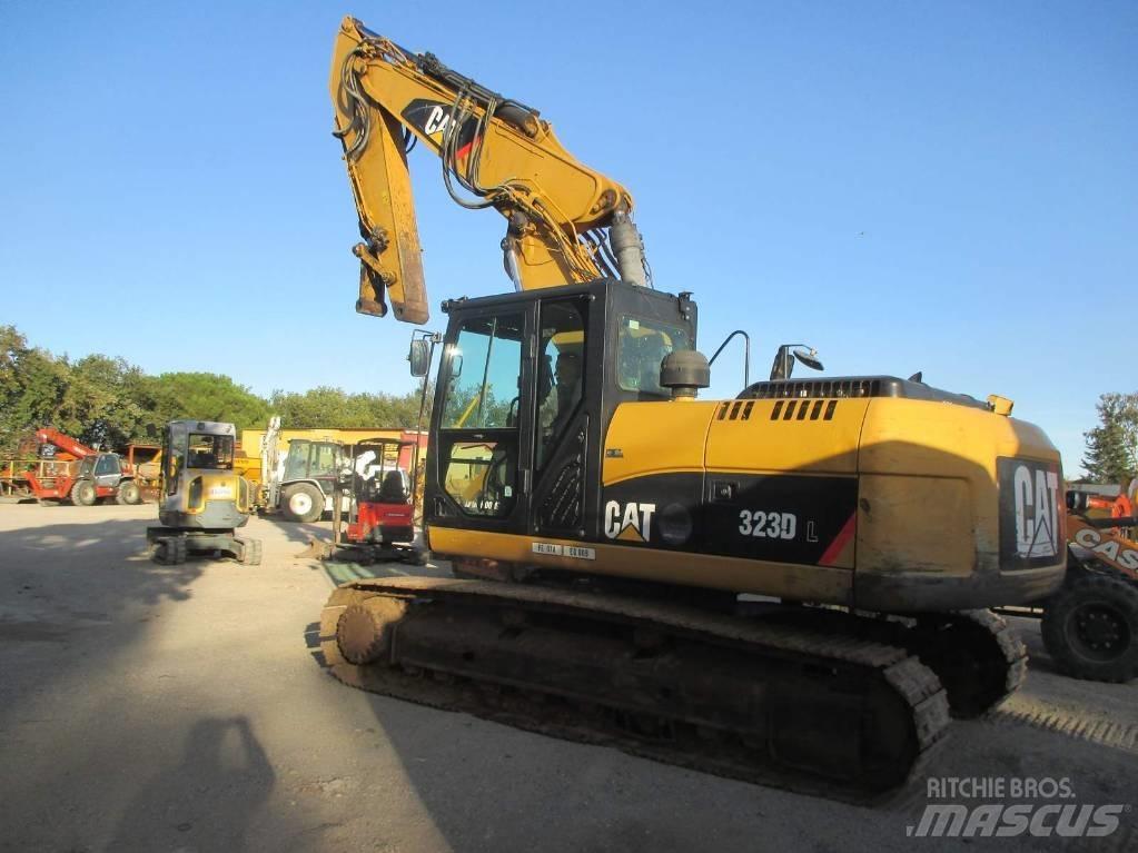 CAT 323 D L Lánctalpas kotrók