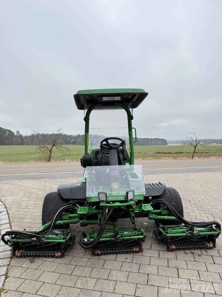 John Deere 8700 A Golfpálya fűnyírók