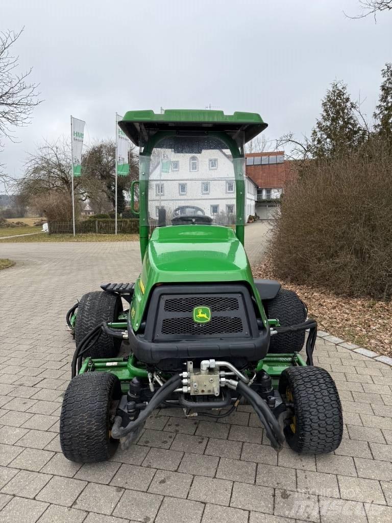 John Deere 8700 A Golfpálya fűnyírók