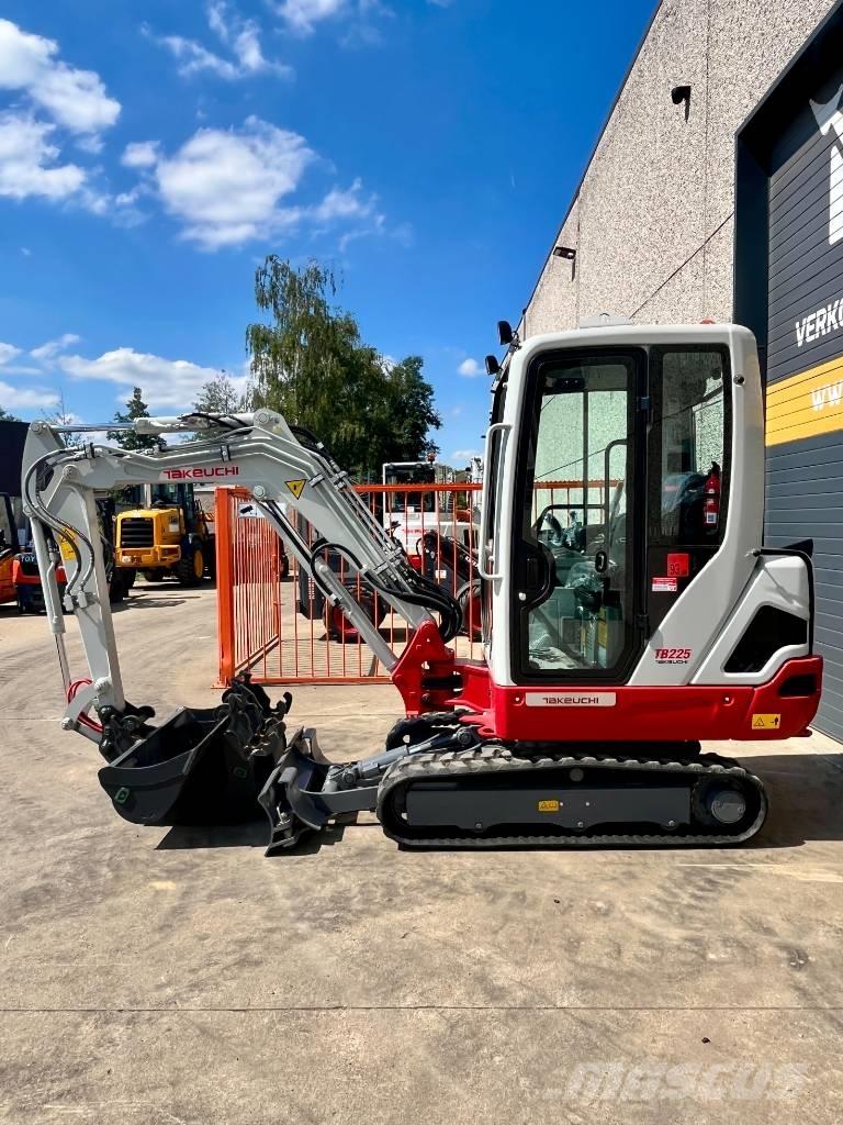 Takeuchi TB 225 Mini kotrók < 7t