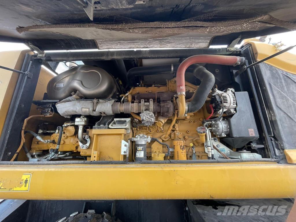 CAT MH3024 Gumikerekes kotrók