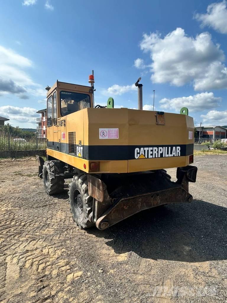 CAT 214 Gumikerekes kotrók