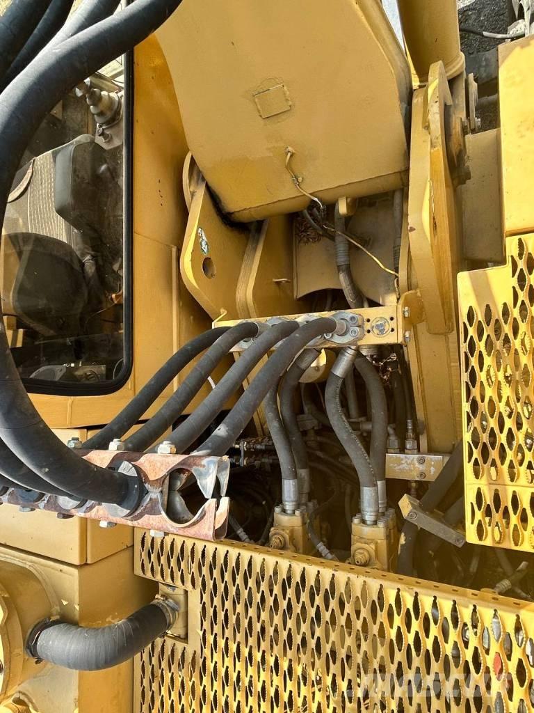 CAT 214 Gumikerekes kotrók