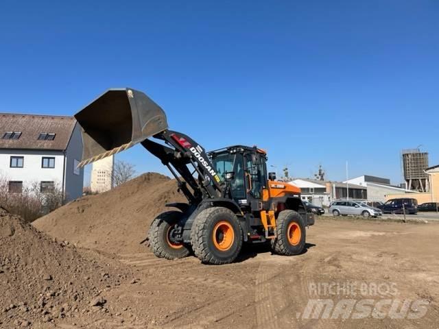 Doosan DL280 Gumikerekes homlokrakodók