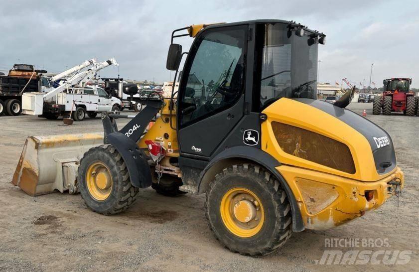 John Deere 204L Gumikerekes homlokrakodók