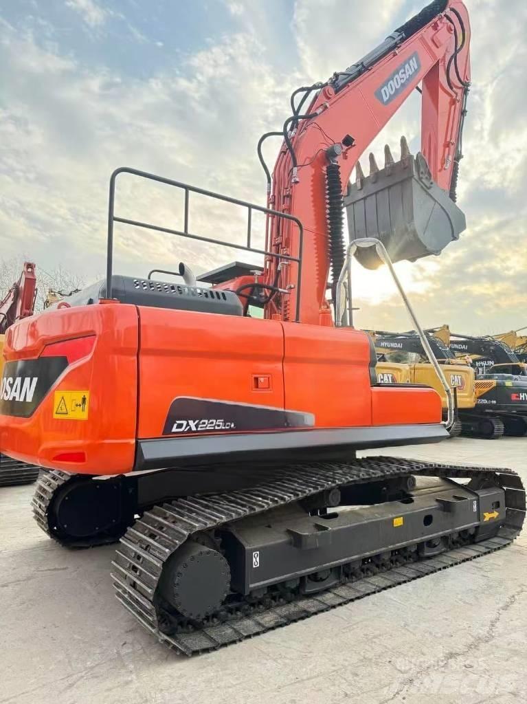 Doosan DX 225 LCA Közepes (midi) kotrók 7 t - 12 t
