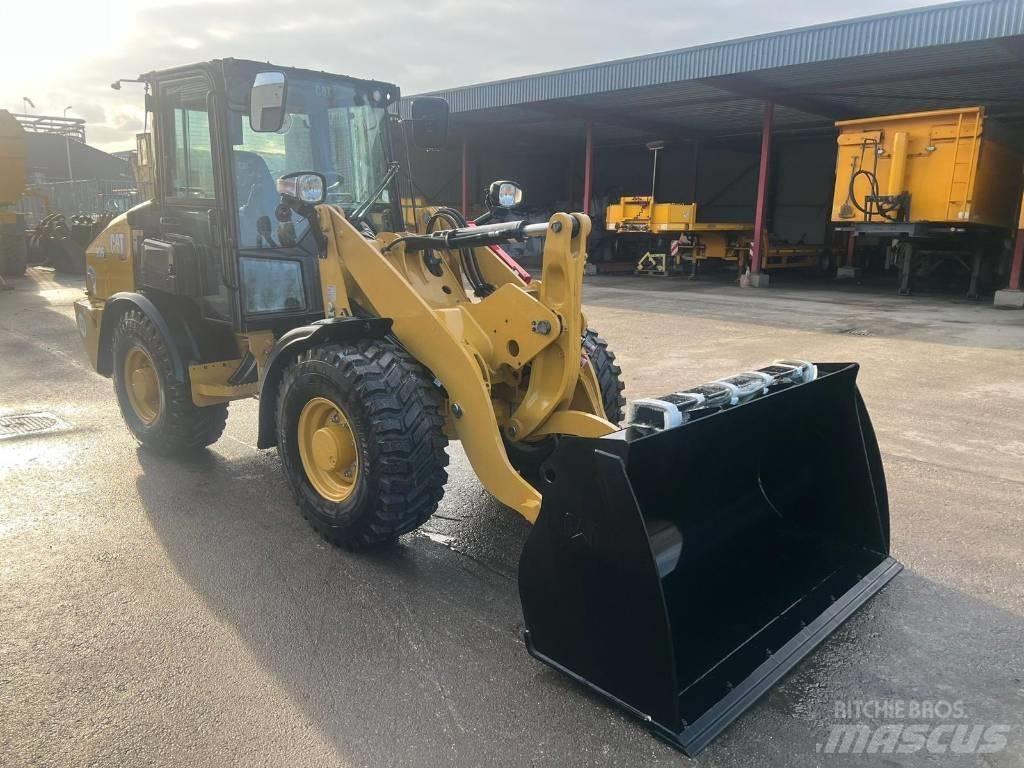 CAT 906 Gumikerekes homlokrakodók