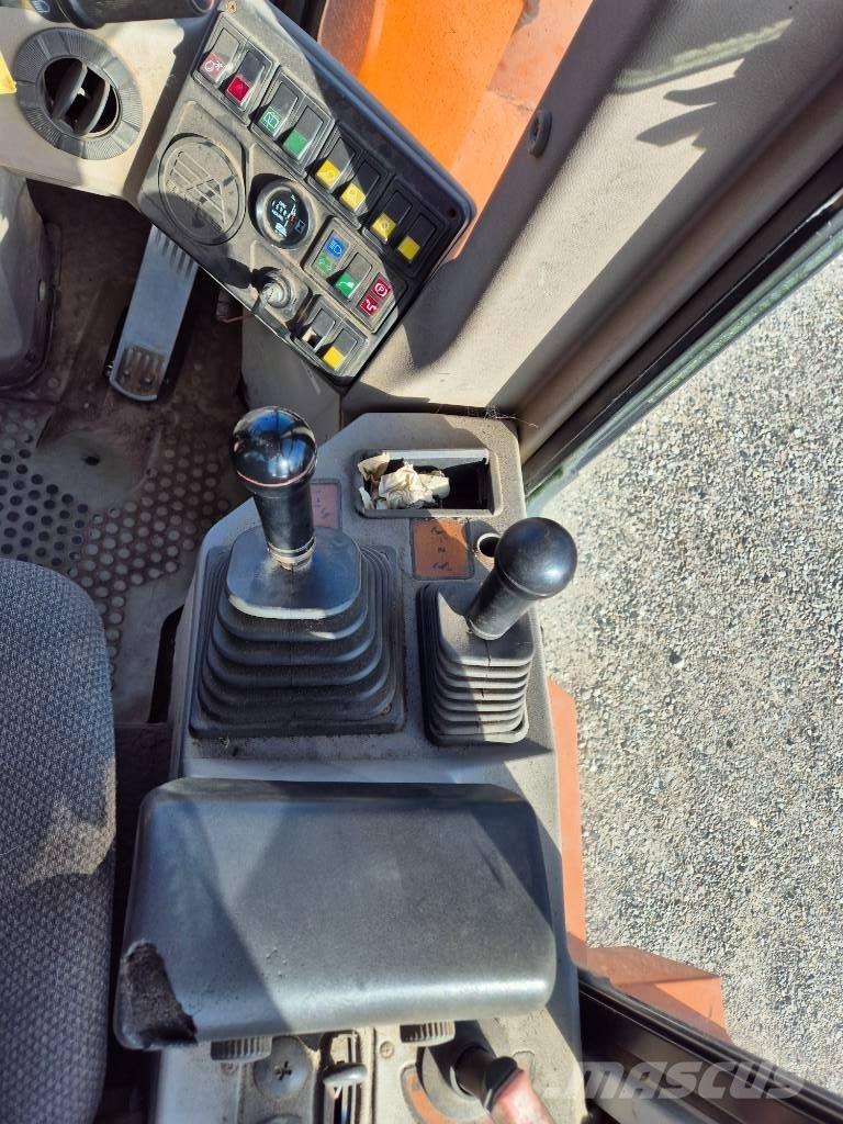 Hitachi FR 130 Gumikerekes homlokrakodók