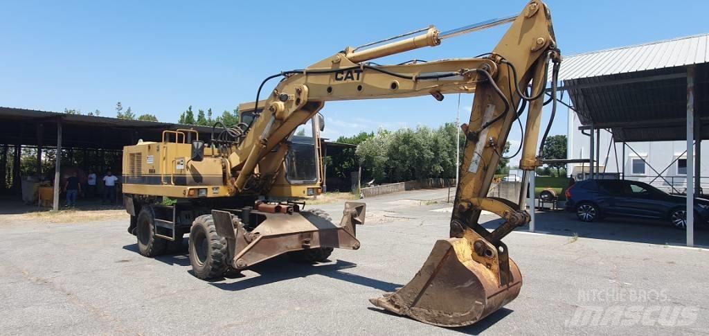 CAT 214 B Gumikerekes kotrók