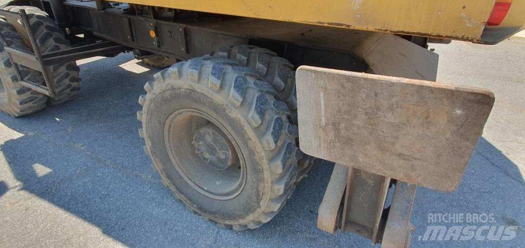 CAT 214 B Gumikerekes kotrók