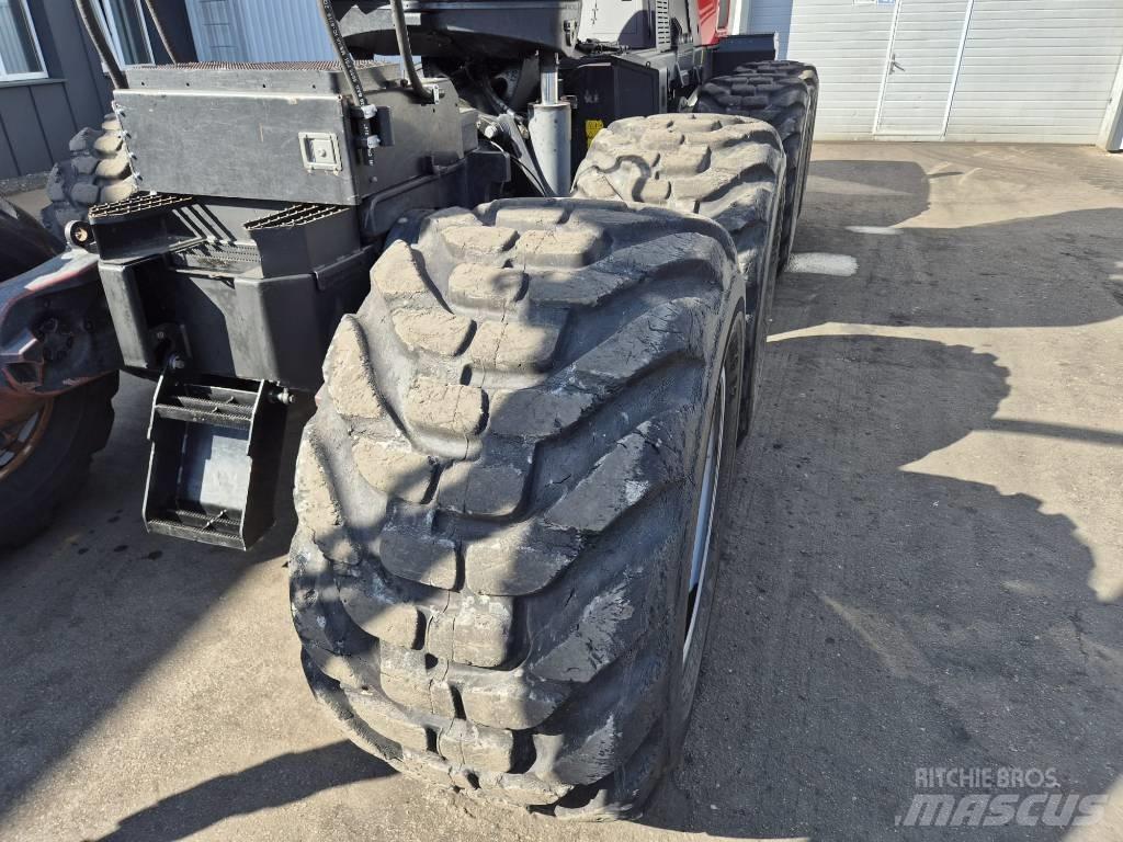 Komatsu 931 XC Betakarítók