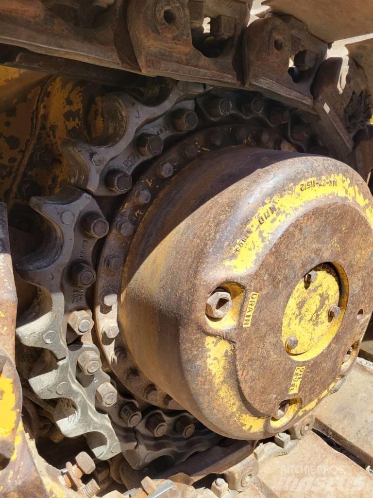 Komatsu D65EX-15 lánctalpas dózerek