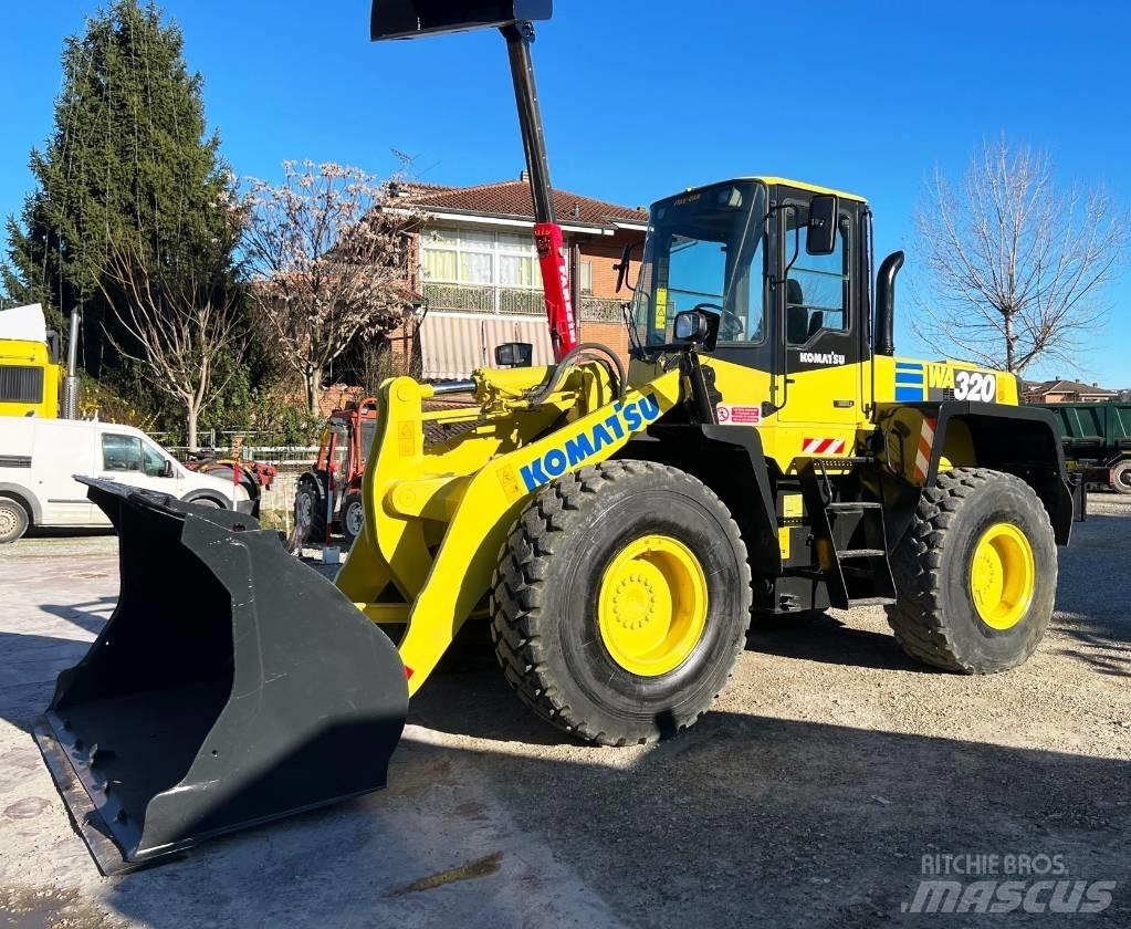 Komatsu WA 320 Gumikerekes homlokrakodók