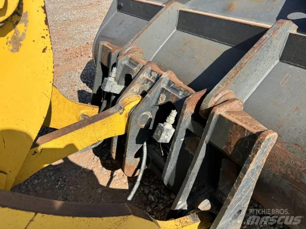 Komatsu WA 320 Gumikerekes homlokrakodók