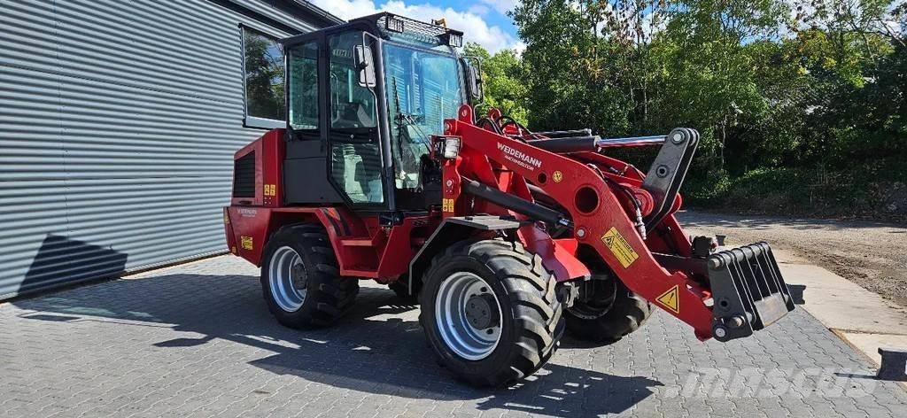 Weidemann 4204 Gumikerekes homlokrakodók