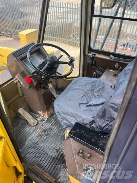 Komatsu WA 600-1 Gumikerekes homlokrakodók